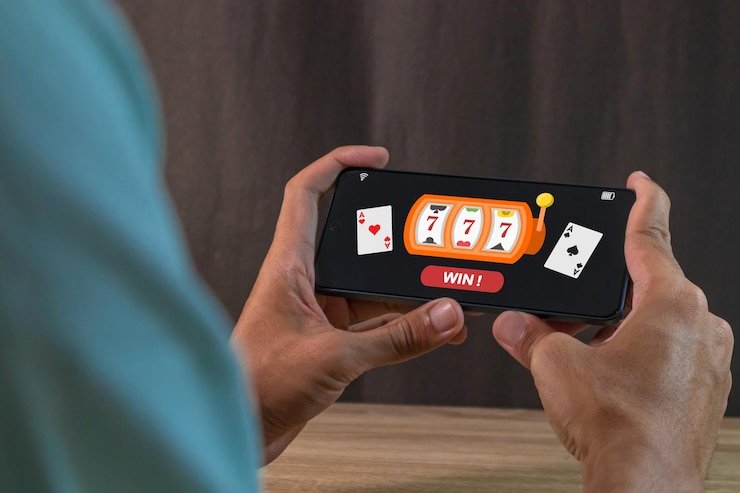 Pengguna smartphone sedang melihat halaman promo terbaru di platform hiburan digital